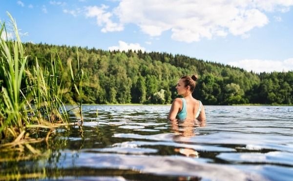 lavaggiio acqua fredda dopo sauna-lago